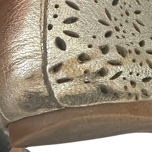 Coach Women's Gold Scalloped Floral Laser Cut Ballet Flats - Size 8 - Picture 6 of 7